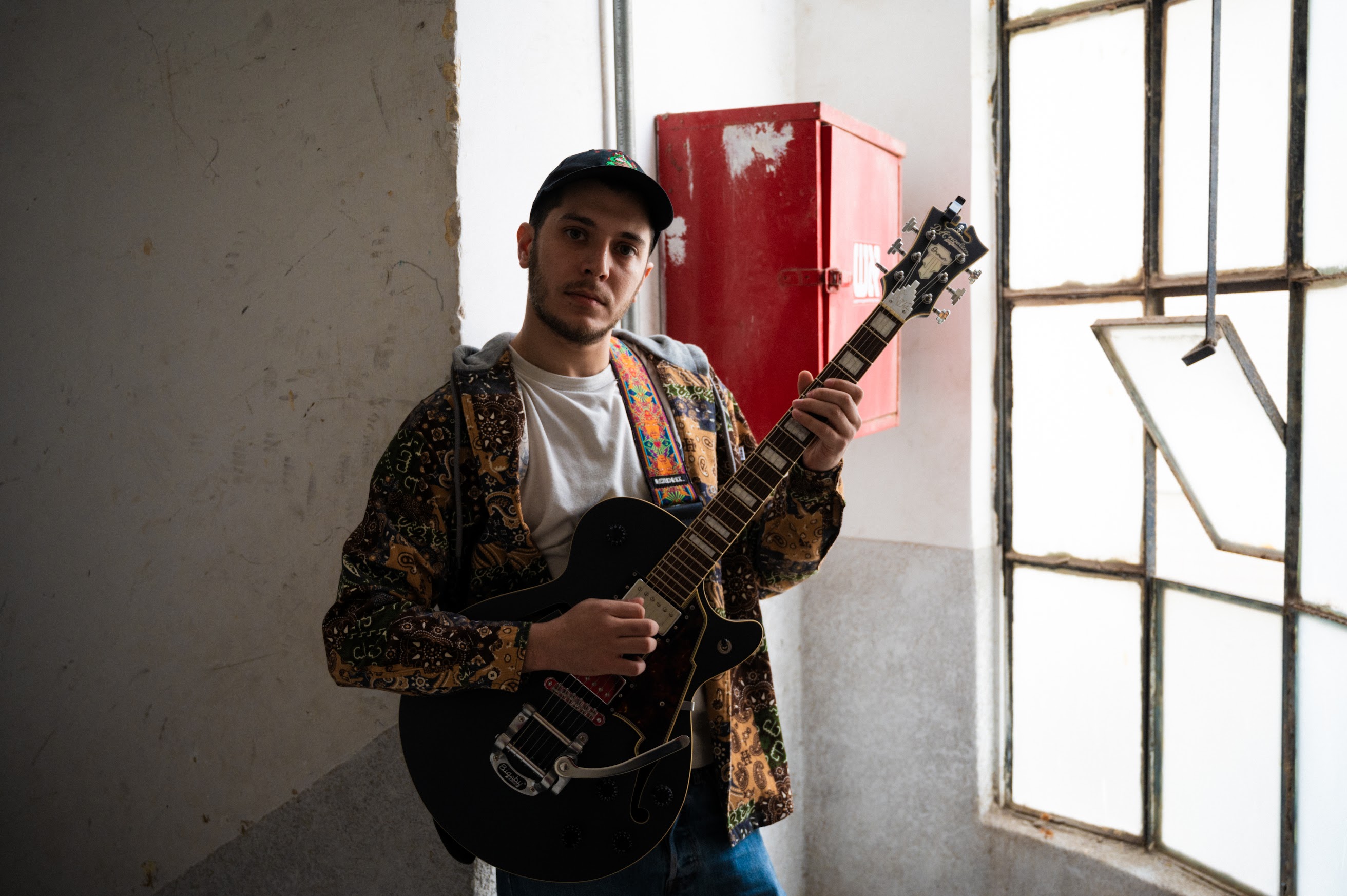 Yoav Shlomov with his guitar — press portrait